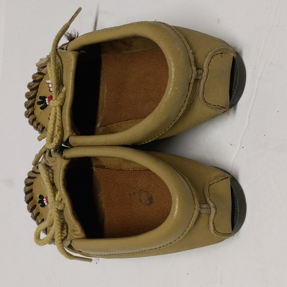 Minnetonka Kids Leather And Beaded Moccasins - Picture 5 of 8